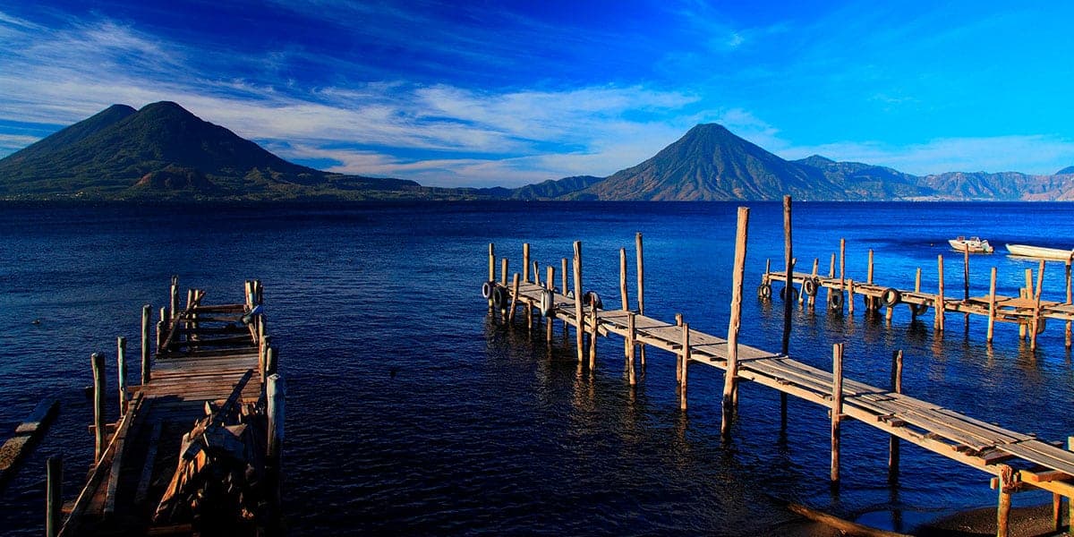 Océano con tonos azul-verdosos representando Centroamérica